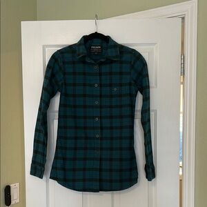 Filson Women's Alaskan Guide Shirt in Emerald/Forest Plaid